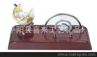 廠(chǎng)家廠(chǎng)家生產(chǎn)：高檔紅木臺(tái)座 商務(wù)臺(tái)歷 按客人要求來(lái)制作。圖片